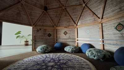 Interior del Domo - espacio de terapia con cojines y mandala